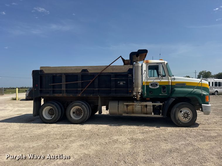 1998 Mack CH613 Dump Truck - photo 4