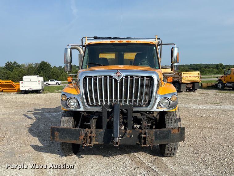 2009 International WorkStar 7500 Dump Truck - photo 2