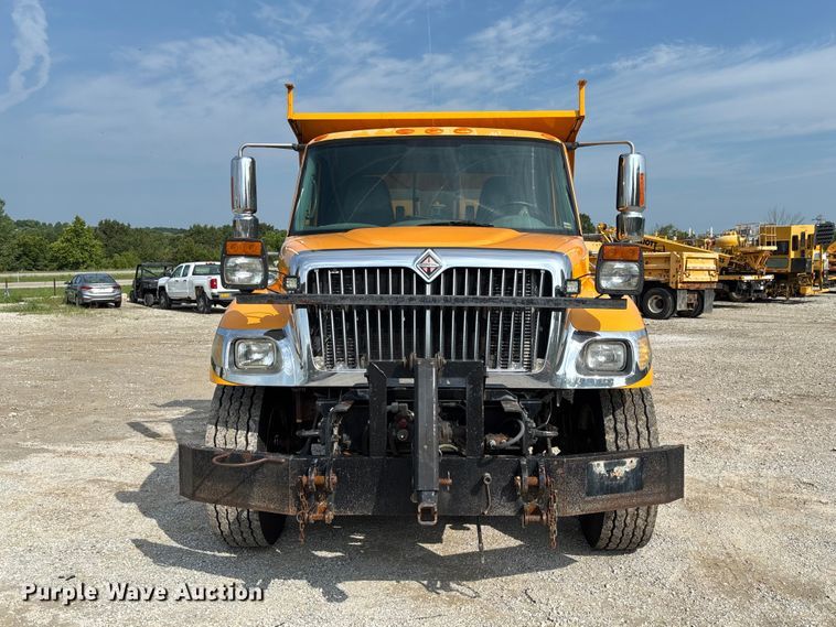 2005 International 7400 Dump Truck - photo 2