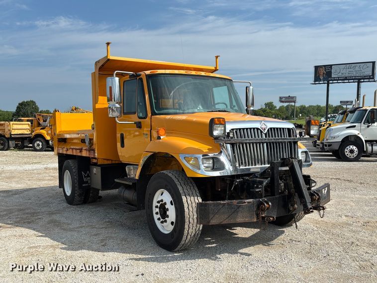 2005 International 7400 Dump Truck - photo 3