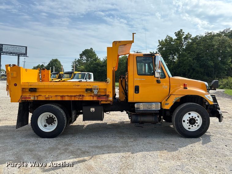 2005 International 7400 Dump Truck - photo 4