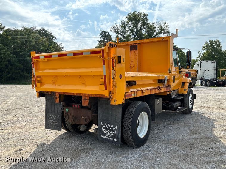 2005 International 7400 Dump Truck - photo 5