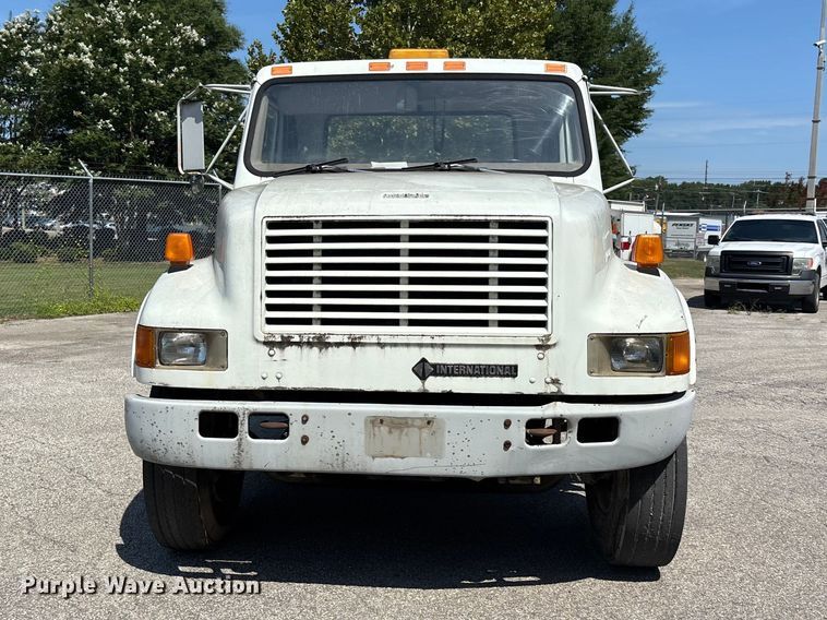 2000 International 4700 Roll-Off Container Truck - photo 2