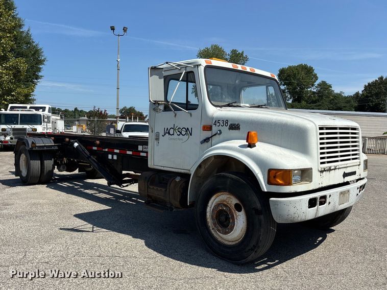 2000 International 4700 Roll-Off Container Truck - photo 3