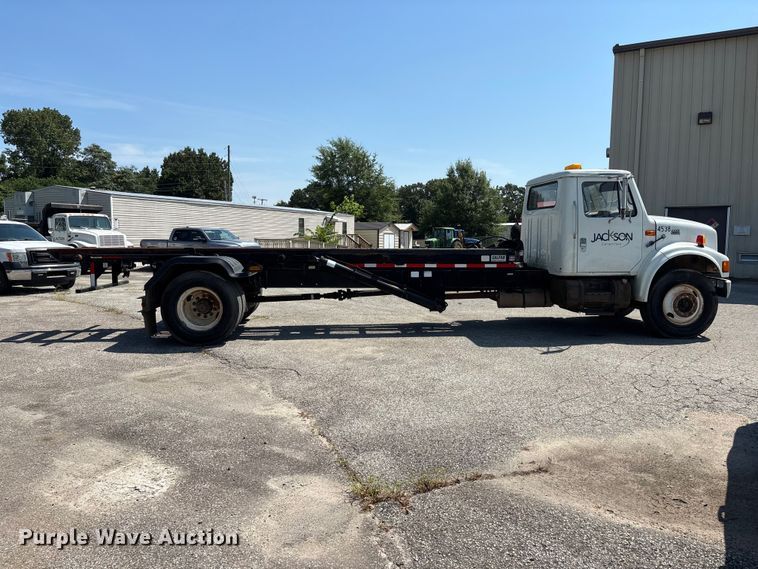 2000 International 4700 Roll-Off Container Truck - photo 4