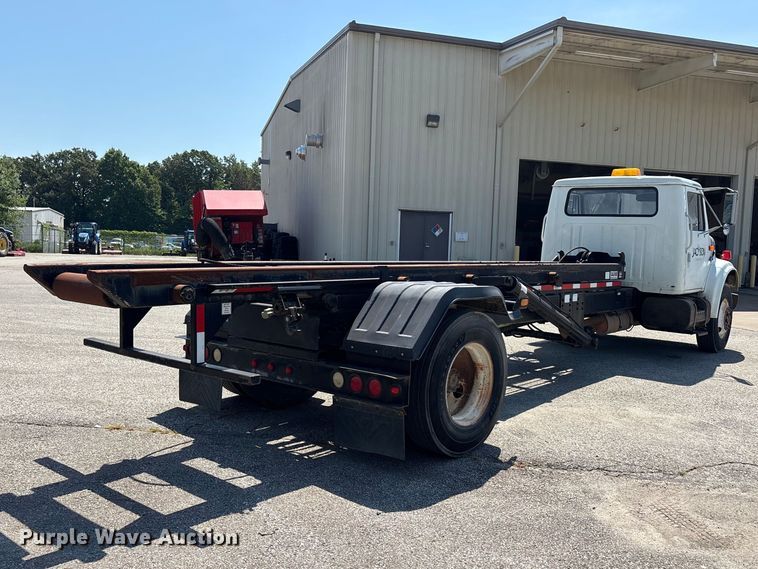 2000 International 4700 Roll-Off Container Truck - photo 5