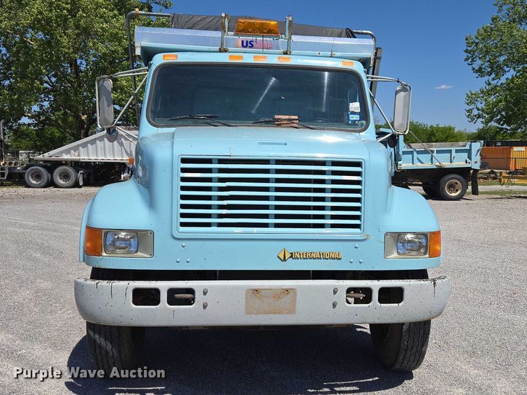 1993 International 4600 Dump Truck - photo 2
