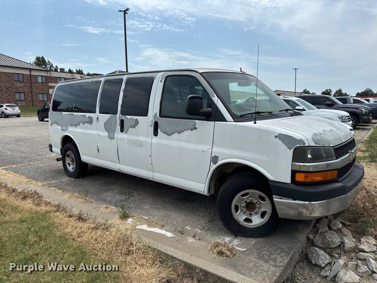 2012 Chevrolet Express 3500 Van - photo 3