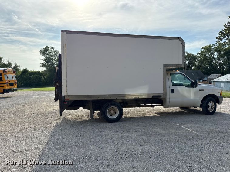 1999 Ford F350 Box Truck - photo 4