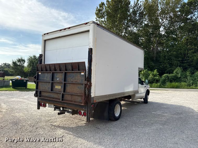 1999 Ford F350 Box Truck - photo 5