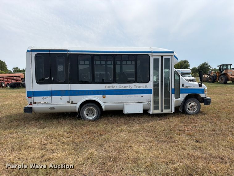 2013 Ford E450 Super Duty Shuttle Bus - photo 4