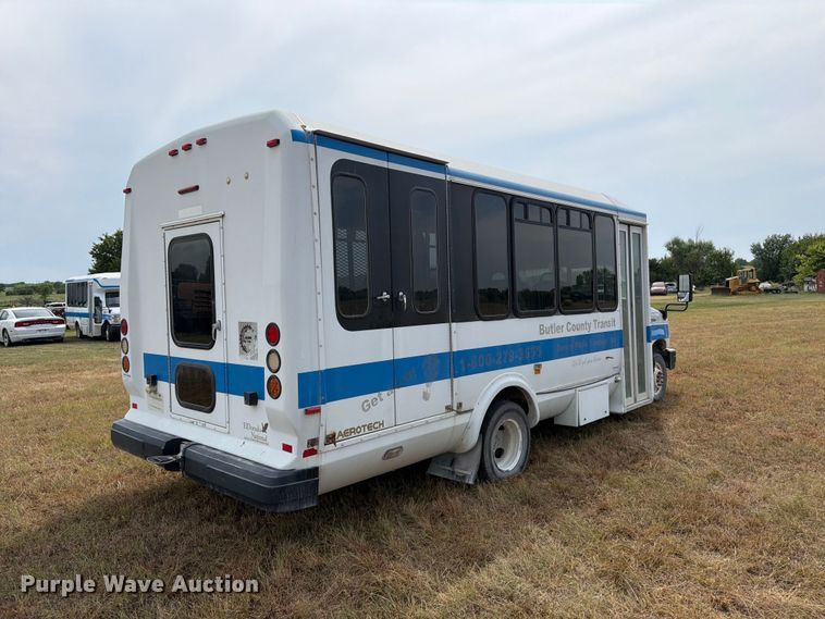 2013 Ford E450 Super Duty Shuttle Bus - photo 5