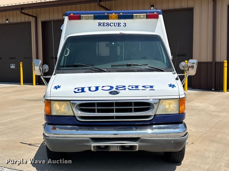 2002 Ford E450 Super Duty Ambulance - photo 2