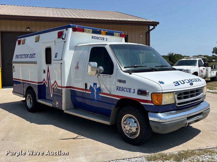 2002 Ford E450 Super Duty Ambulance - photo 3