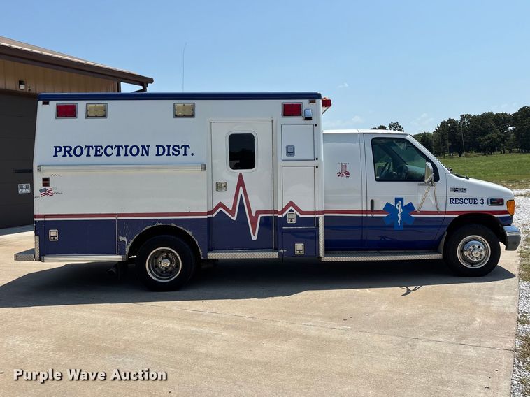 2002 Ford E450 Super Duty Ambulance - photo 4