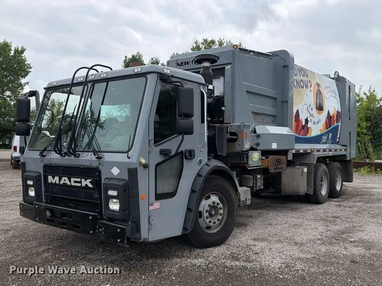 2017 Mack LR633 Refuse Truck