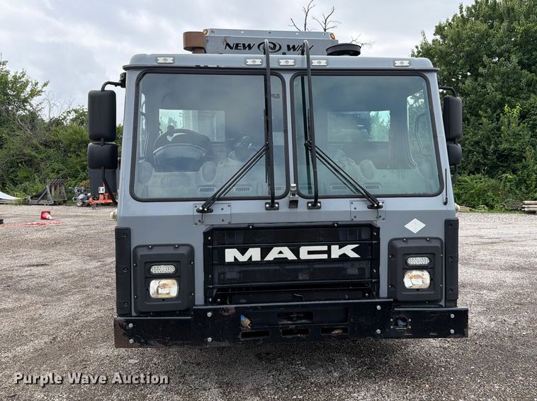 2017 Mack LR633 Refuse Truck - photo 2