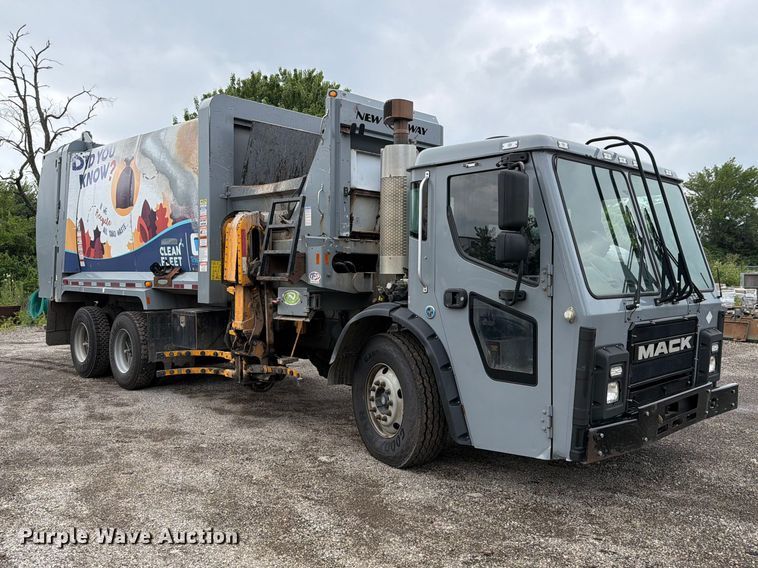 2017 Mack LR633 Refuse Truck - photo 3