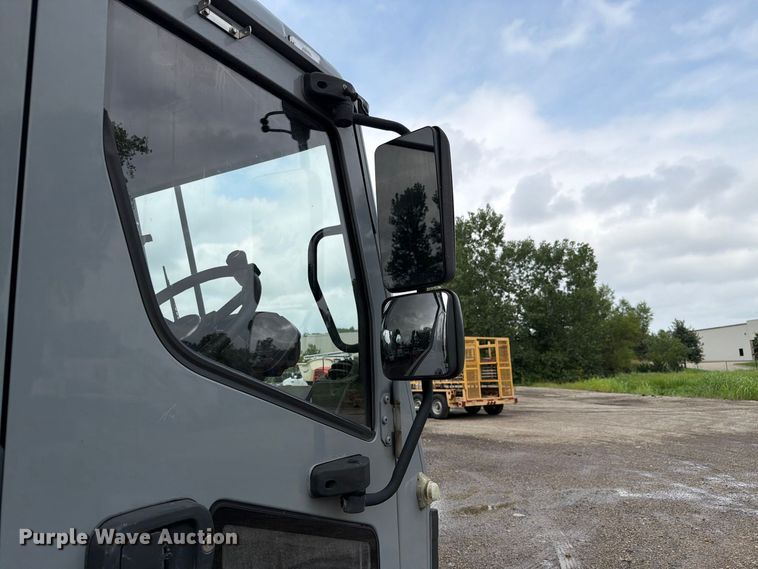 2017 Mack LR633 Refuse Truck - photo 5