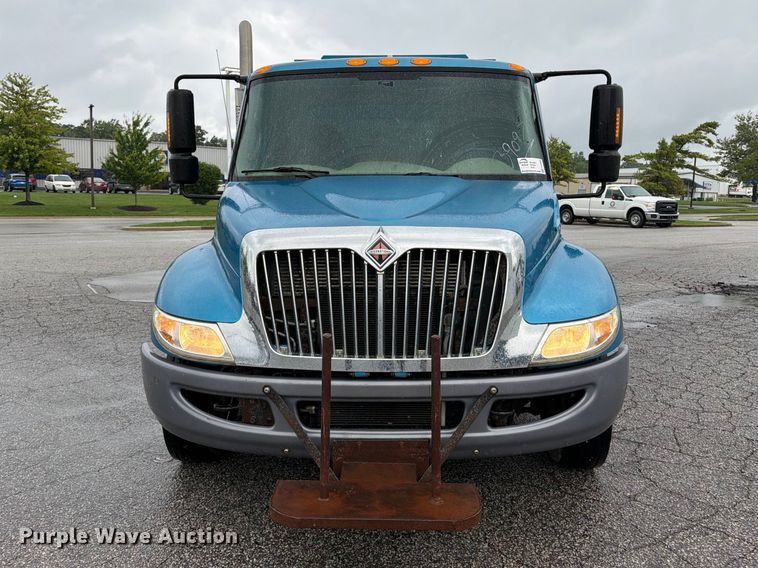 2009 International 4300 Utility / Service Truck - photo 2