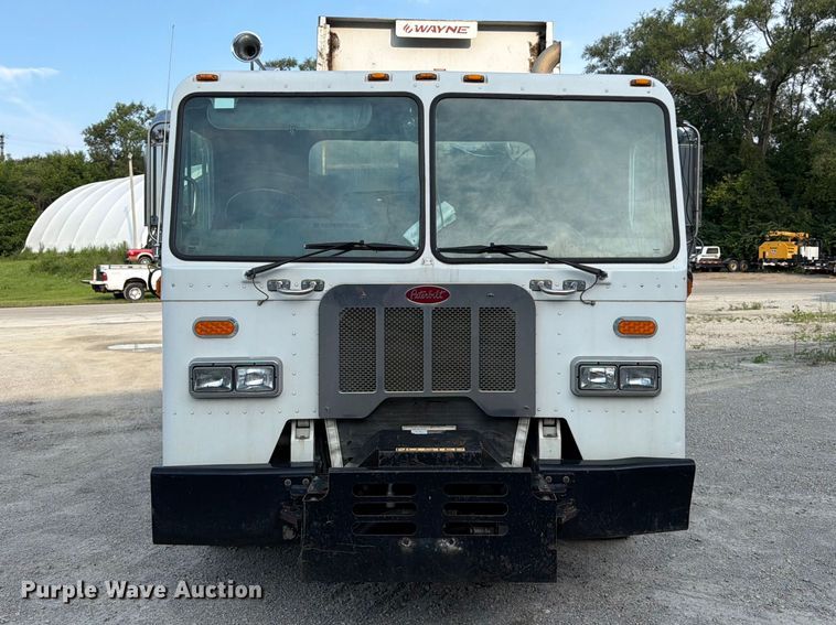 2013 Peterbilt 320 Refuse Truck - photo 2
