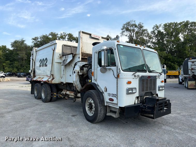 2013 Peterbilt 320 Refuse Truck - photo 3