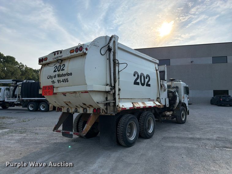 2013 Peterbilt 320 Refuse Truck - photo 5