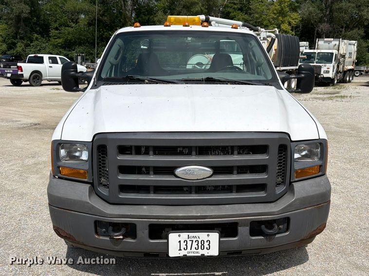 2005 Ford F350 Super Duty Pickup Truck - photo 2