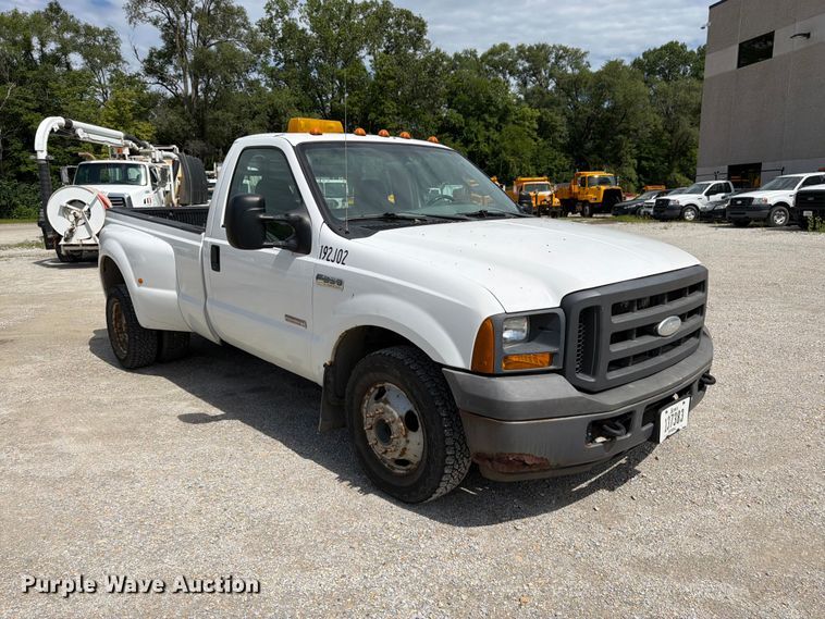2005 Ford F350 Super Duty Pickup Truck - photo 3