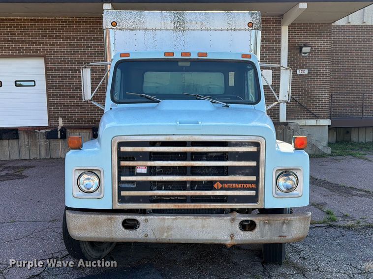 1989 International 1654 Box Truck - photo 2