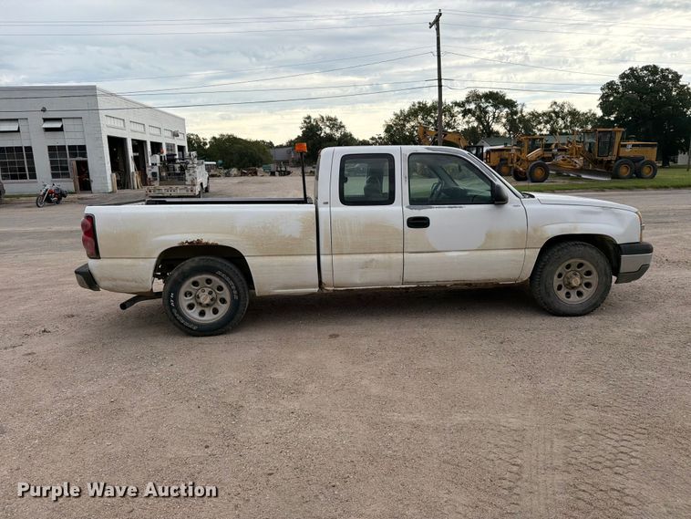 2005 Chevrolet Silverado 1500 Ext. Cab Pickup Truck - photo 4
