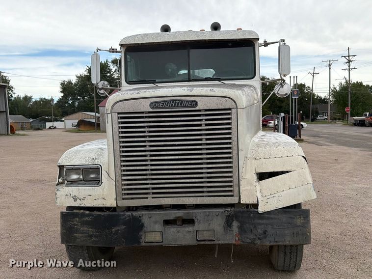 1996 Freightliner FLD Semi Truck - photo 2