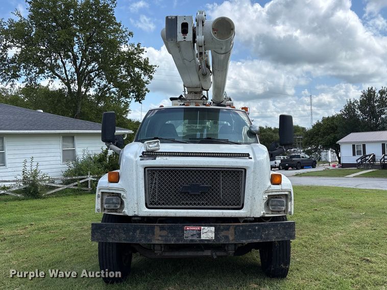 2006 Chevrolet C7500 Bucket Truck - photo 2