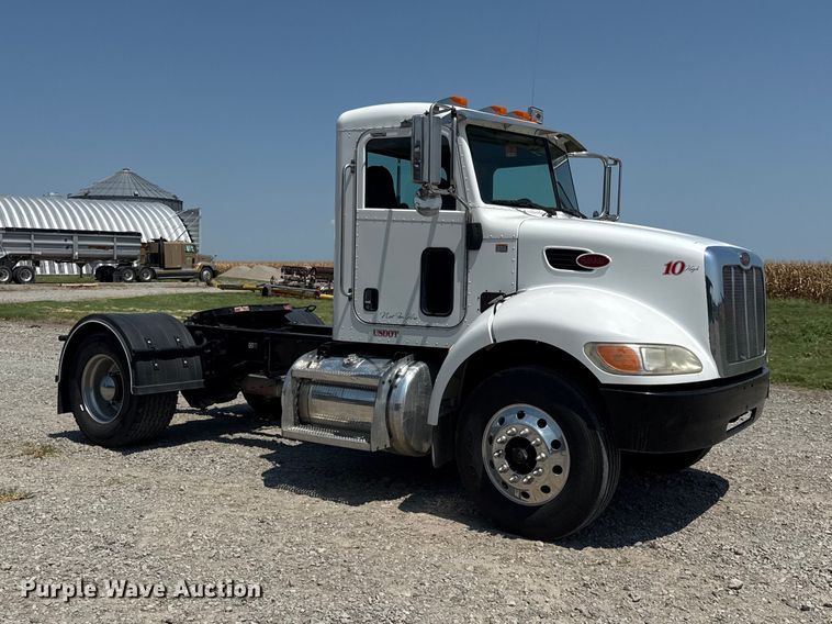 2010 Peterbilt 337 Semi Truck - photo 3
