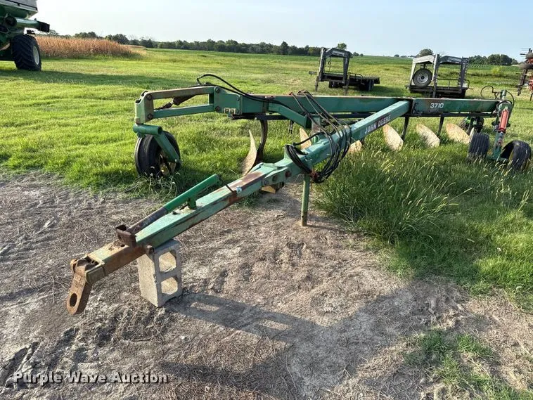 John Deere 3710 Six Bottom Plow