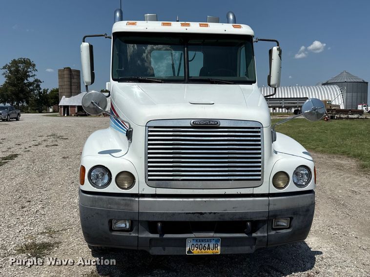 2000 Freightliner Century Semi Truck - photo 2