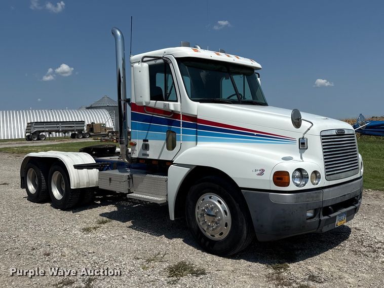 2000 Freightliner Century Semi Truck - photo 3
