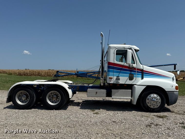 2000 Freightliner Century Semi Truck - photo 4