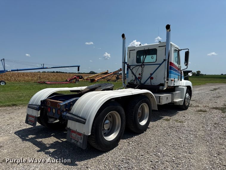 2000 Freightliner Century Semi Truck - photo 5