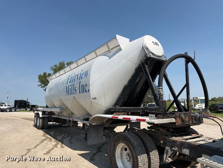 1985 Fruehauf Pneumatic Dry Bulk Trailer - photo 3
