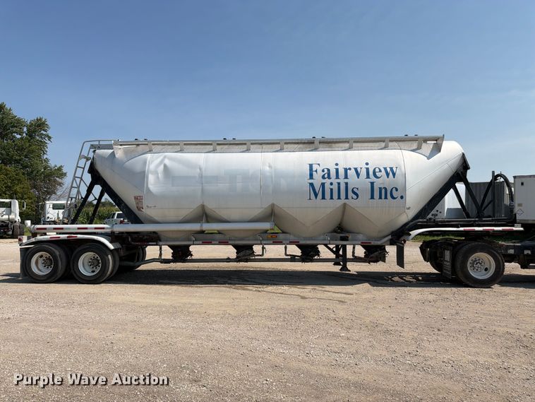 1985 Fruehauf Pneumatic Dry Bulk Trailer - photo 4