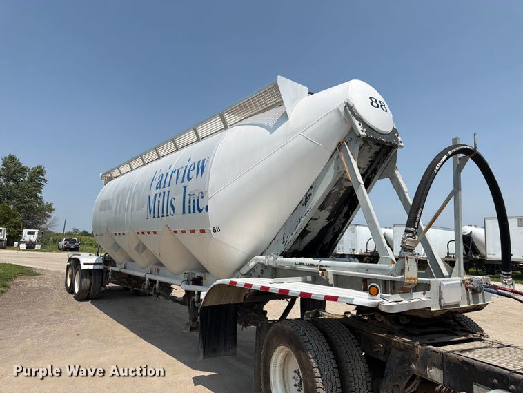 1985 Fruehauf Pneumatic Dry Bulk Trailer - photo 3