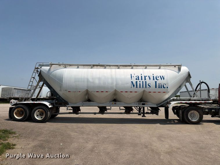 1985 Fruehauf Pneumatic Dry Bulk Trailer - photo 4