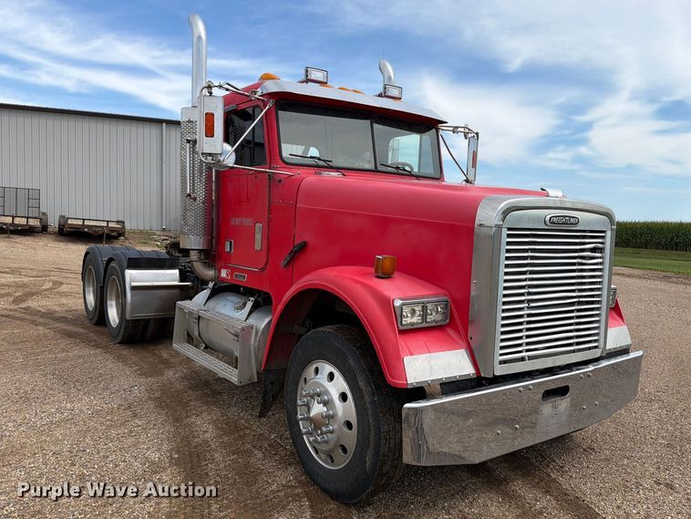 2002 Freightliner FLD120 Semi Truck - photo 3