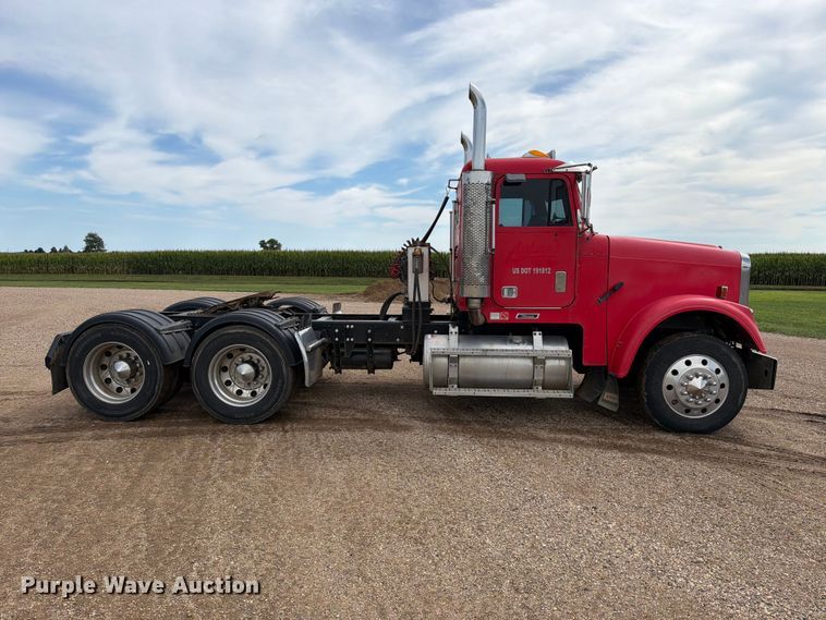 2002 Freightliner FLD120 Semi Truck - photo 4