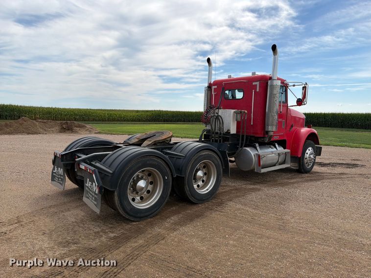 2002 Freightliner FLD120 Semi Truck - photo 5