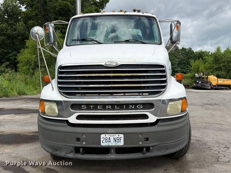 2006 Sterling AT9500 Semi Truck - photo 2