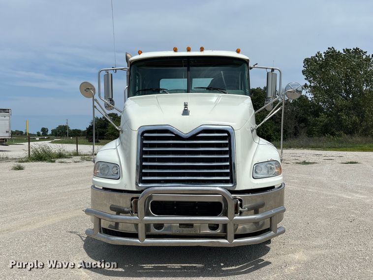 2016 Mack CXU613 Semi Truck - photo 2