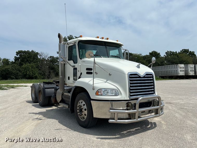 2016 Mack CXU613 Semi Truck - photo 3