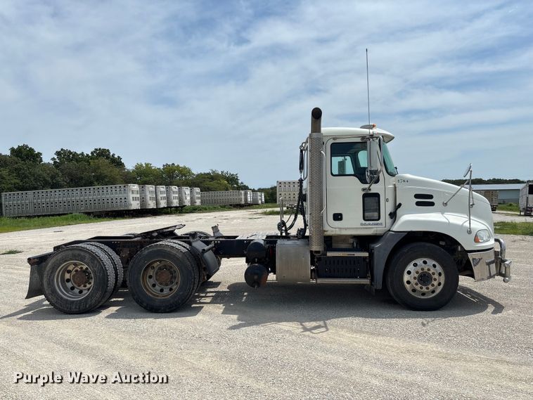 2016 Mack CXU613 Semi Truck - photo 4